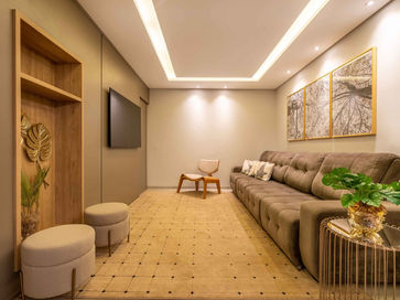 Sala de TV com móveis planejados.