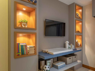 Quarto com móveis planejados.