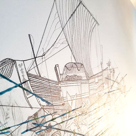 2022_GOODDESIGN賞 / Pres de la mer（函館）_ロゴ・サイン・壁画

築100年を越える倉庫の歴史を表す北前船、地平線に沈んではまた昇る月と太陽、海の神獣である鯨、海辺の町のやわらかな植物たちを散りばめながら、海の近くで暮らす豊さを考えていきました。館内には、短い詩が至るところに隠されています。