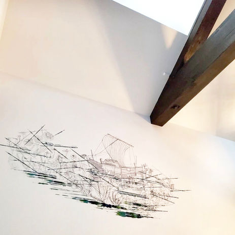 2022_GOODDESIGN賞 / Pres de la mer（函館）_ロゴ・サイン・壁画

築100年を越える倉庫の歴史を表す北前船、地平線に沈んではまた昇る月と太陽、海の神獣である鯨、海辺の町のやわらかな植物たちを散りばめながら、海の近くで暮らす豊さを考えていきました。館内には、短い詩が至るところに隠されています。