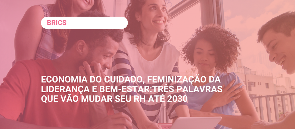 Grupo diverso de jovens reunido em ambiente corporativo, sorrindo e interagindo ao redor de um tablet. A imagem ilustra o blog “Economia do cuidado, feminização da liderança e bem-estar: três palavras que vão mudar seu RH até 2030”, com foco em tendências de gestão e futuro do trabalho.