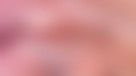 Pessoa manuseando pastas suspensas em um arquivo físico, representando a transição para a gestão documental estratégica com apoio da tecnologia nas equipes de RH