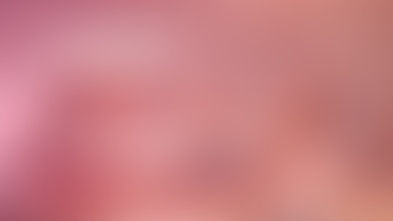 rupo diverso de profissionais sorrindo em reunião ao redor de um notebook, simbolizando a valorização da saúde mental como prioridade estratégica nas empresas