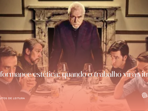 Cena da série Succession mostra o patriarca Logan Roy em pé à cabeceira de uma mesa, observando seus filhos sentados em tensão. A imagem simboliza o autoritarismo, o medo e a pressão por poder que marcam a Síndrome do Poder Performático — tema da análise da Althea sobre liderança e cultura emocional.