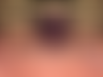 Cena da série Succession mostra o patriarca Logan Roy em pé à cabeceira de uma mesa, observando seus filhos sentados em tensão. A imagem simboliza o autoritarismo, o medo e a pressão por poder que marcam a Síndrome do Poder Performático — tema da análise da Althea sobre liderança e cultura emocional.