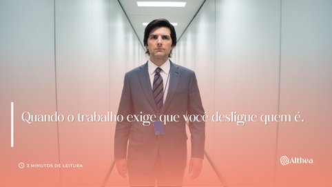 Cena da série Severance mostra um homem de terno caminhando por um corredor branco e vazio, com expressão neutra e olhar fixo à frente. A imagem simboliza o distanciamento emocional e a perda de identidade no ambiente de trabalho — tema central da Síndrome da Desconexão Afetiva abordada pela Althea.