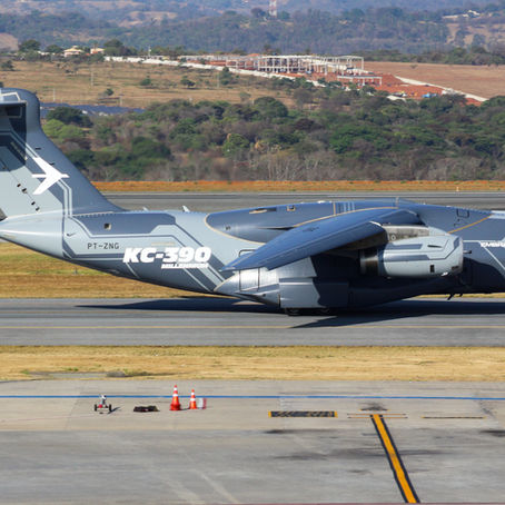 KC-390 demonstrador da Embraer faz primeiro voo com a nova pintura