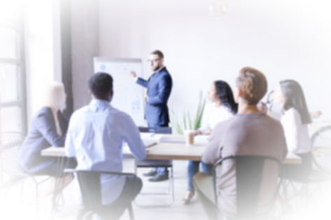 groupe d'employés avec le boss en explicant sur un tableau