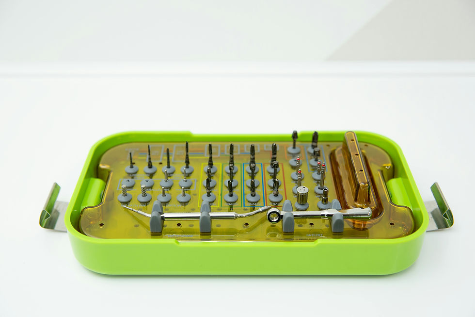 Set de instrumente medicale într-un suport verde pe fundal alb, cu accesorii și piese ordonate meticulos, fără text vizibil.
