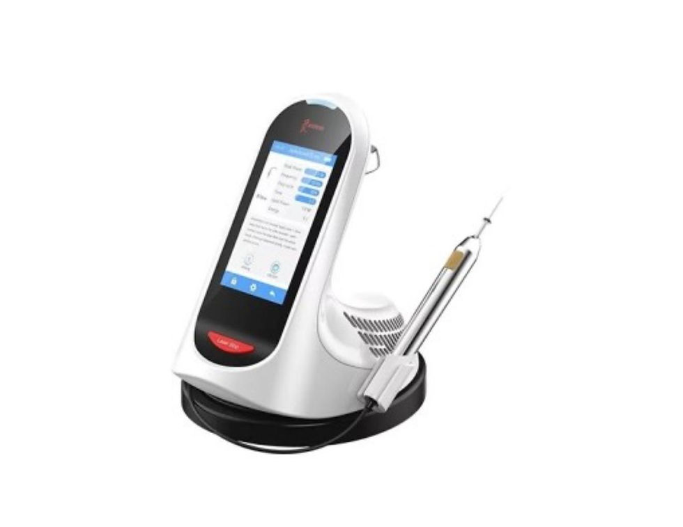 Dispozitiv medical alb cu ecran tactil și seringă atașată, pe fundal alb, aspect modern și steril.
