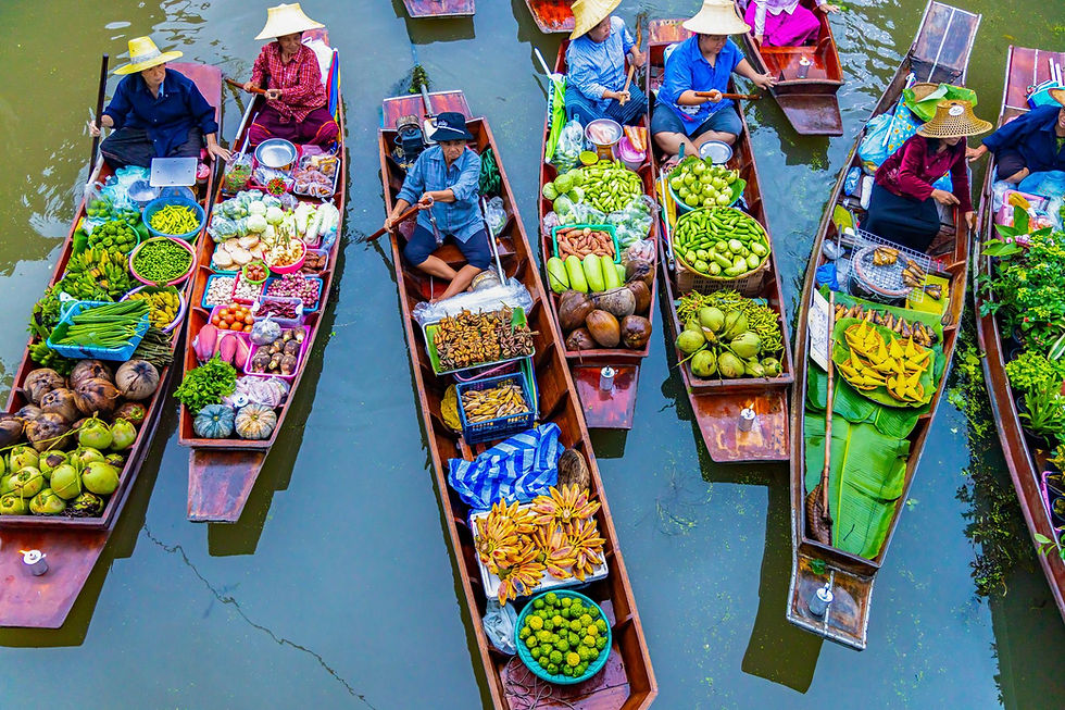 Marché flottant avec des bateaux remplis de fruits et légumes