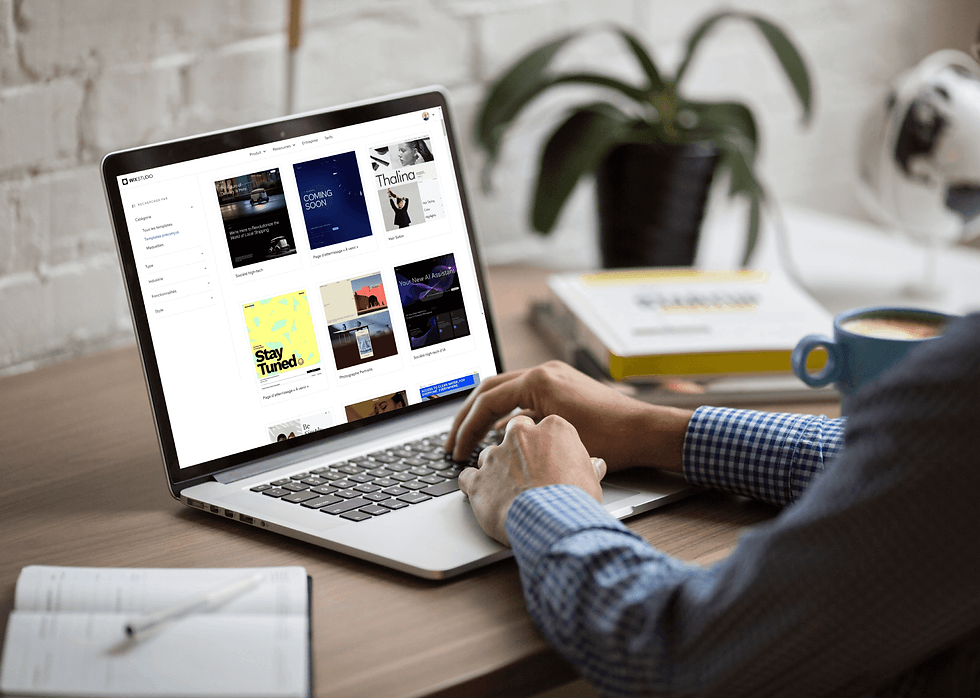 Vue en plongée d’un bureau avec un ordinateur affichant un éditeur de site web