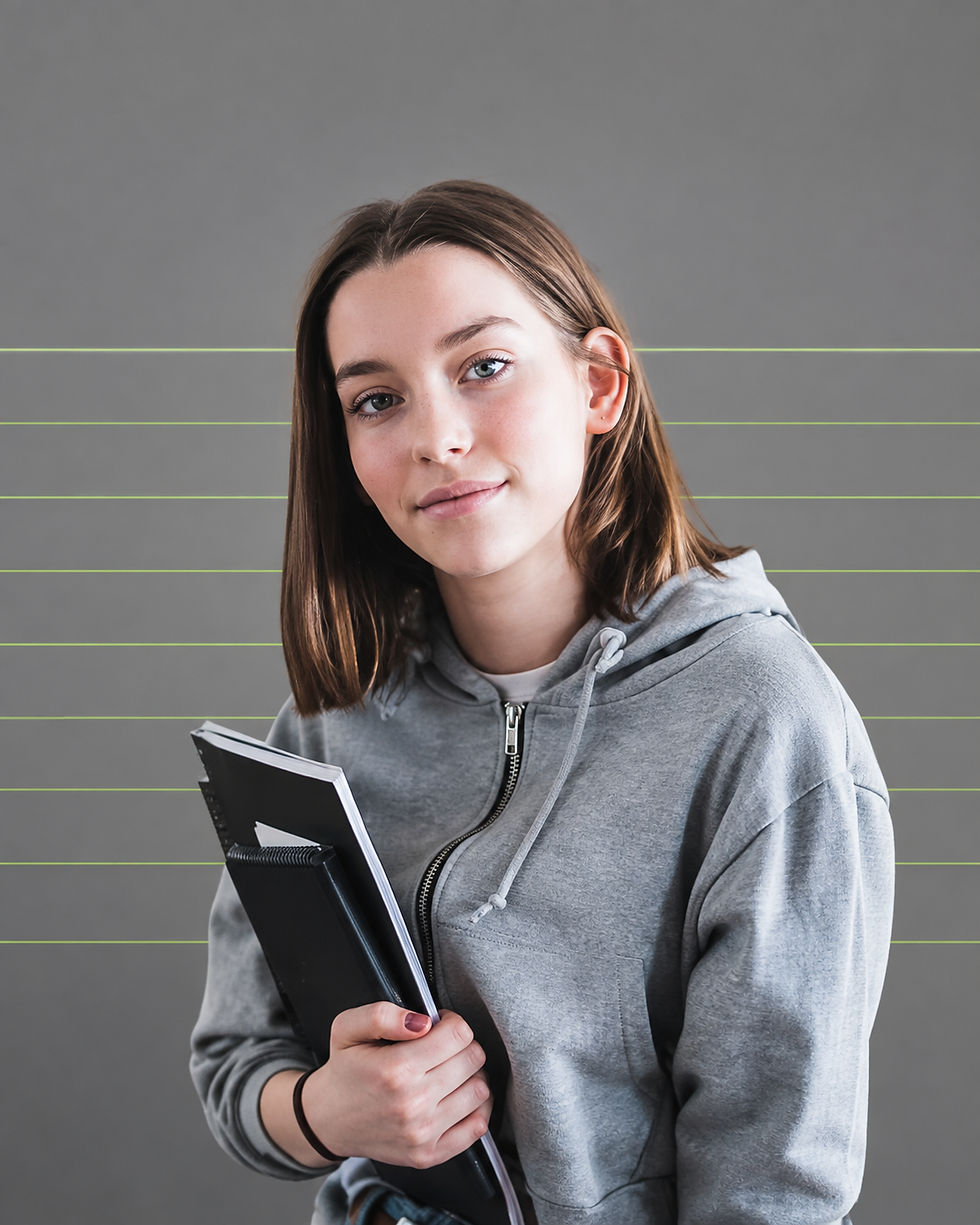 Étudiante tenant des cahiers pour son cours comptabilité en ligne.