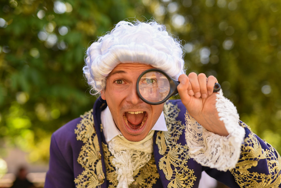 Guide avec perruque blanche regardant de manière expressive à travers une loupe.