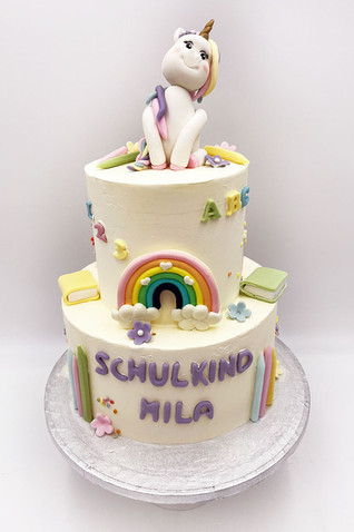 Zweifacher Einhorn-Schulanfangskuchen: Schulkind Mila