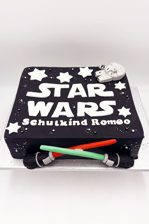 Star Wars Schultorte für Romeo: Schwarzer Kuchen mit Lichtschwertern