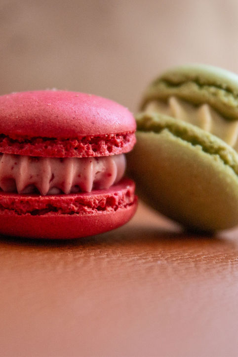 Rosa und grüne Macarons mit Cremefüllung