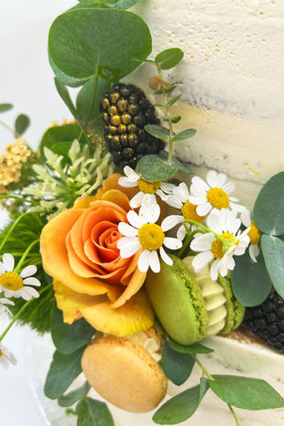 Blumen, Macarons und Hochzeitstorte: elegante Dekoration