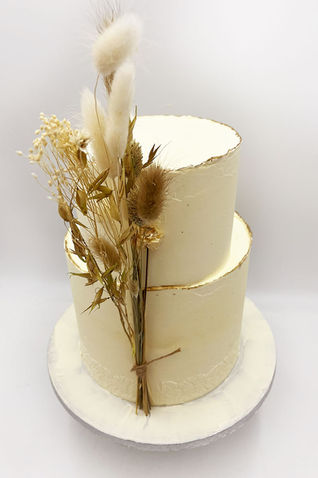 Zweistöckige Hochzeitstorte mit Trockenblumen