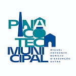 Imagem quadrada. Logotipo sobre fundo branco, formado por letras e formas geométricas em azul e verde-azulado. O conjunto compõe as palavras “Pinacoteca Municipal”. À direita, em letras menores, lê-se“Miguel Archanjo Benício D’Assunção Dutra”.