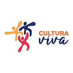 Imagem quadrada. Logotipo sobre fundo branco. À esquerda, três figuras humanas estilizadas, sobrepostas em laranja, azul e vermelho. À direita, lê-se “Cultura” em laranja e, abaixo, “viva” em azul, com letras cursivas.