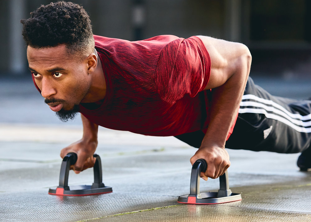 家トレの定番】プッシュアップバーの効果とトレーニング方法