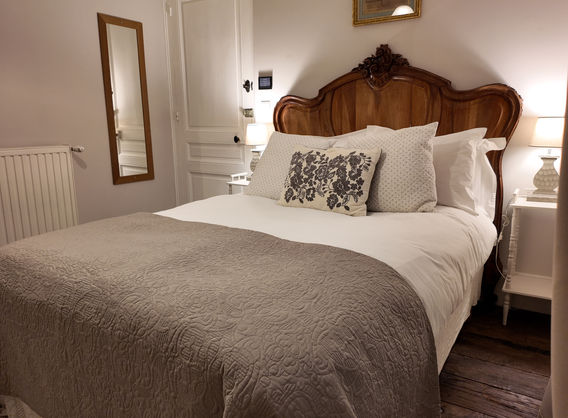 Cozy Montravel room at Repos à Ribérac, double room with small ensuite shower 