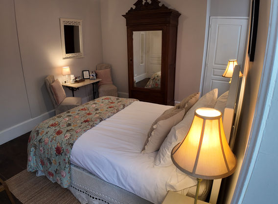 Élégante Rosette room at Repos à Ribérac, double bed with ensuite bathroom