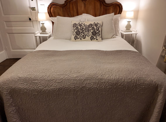 Cozy Montravel room at Repos à Ribérac, double room with small ensuite shower 