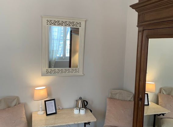 Élégante Rosette room at Repos à Ribérac, double bed with small seating area