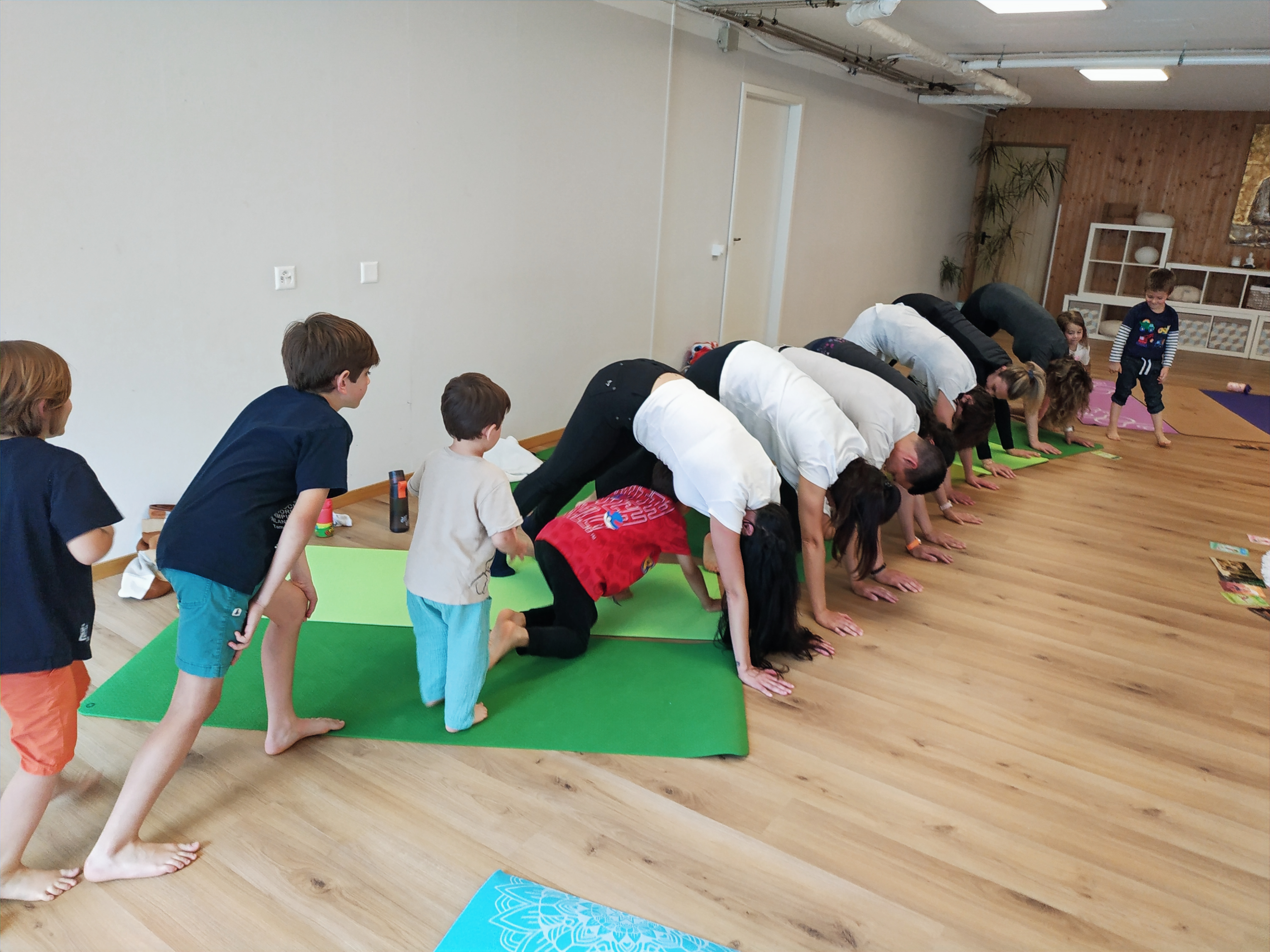 Bambini che praticano yoga