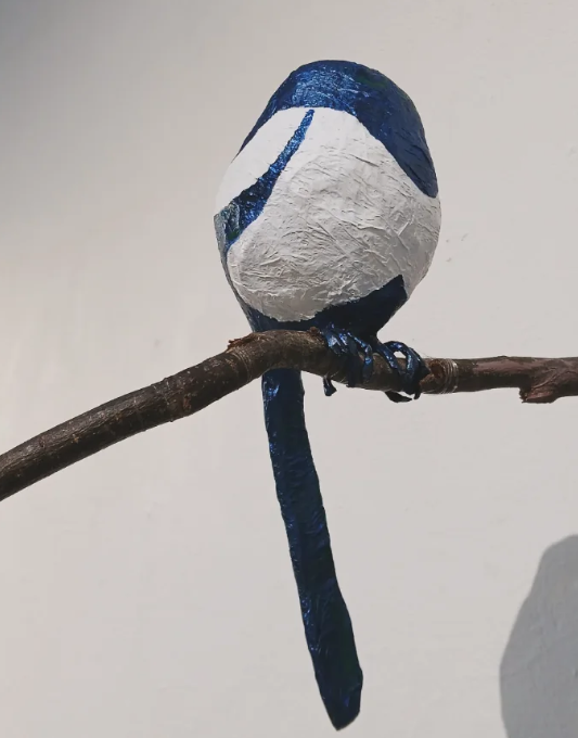Skata i papier-mache målad med akryl