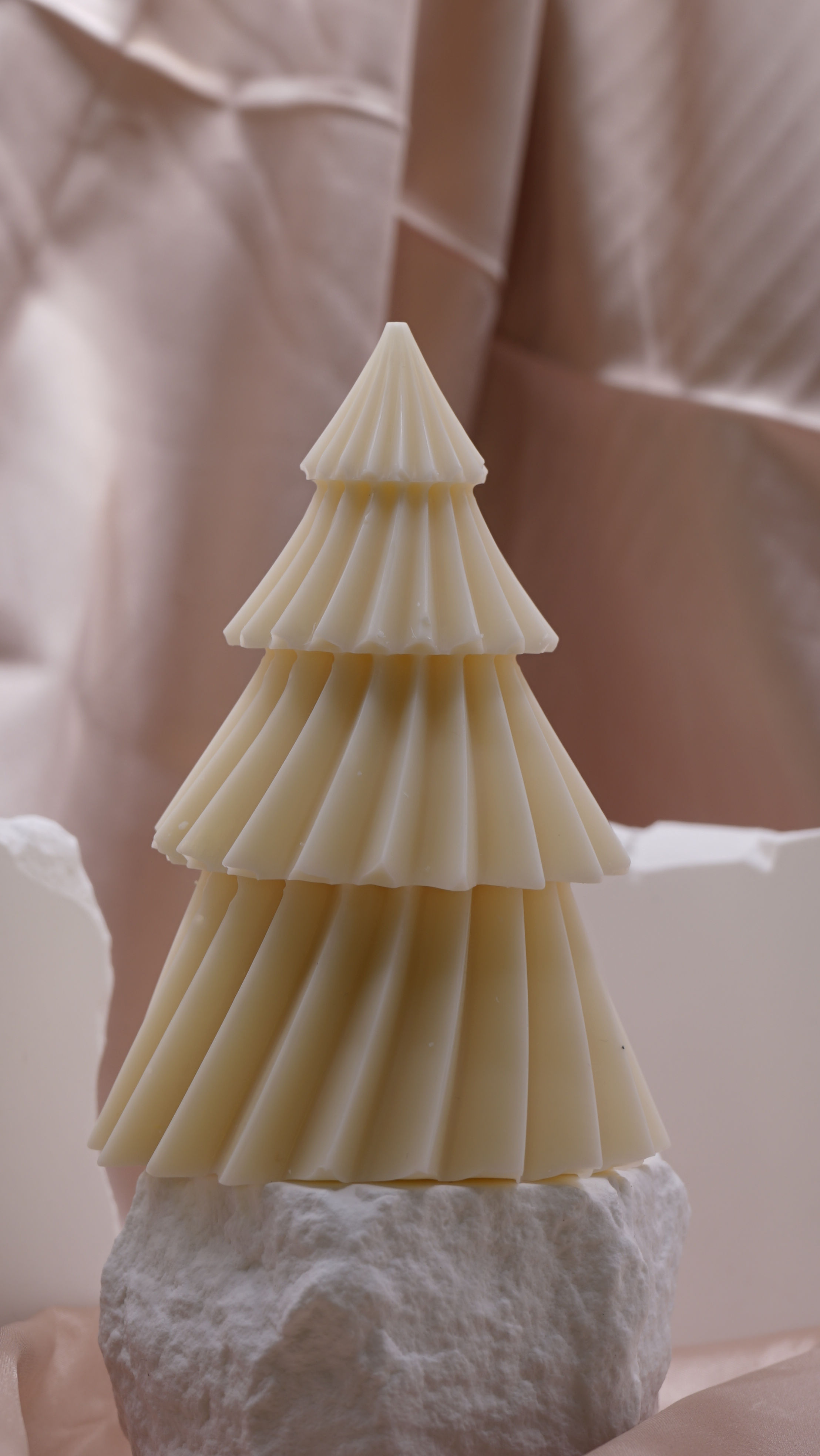 Handgemachte Sojawachskerze als Weihnachtsbaum Form, eine gemütliche Winterdekoration und perfekte Geschenkidee für Weihnachten.
