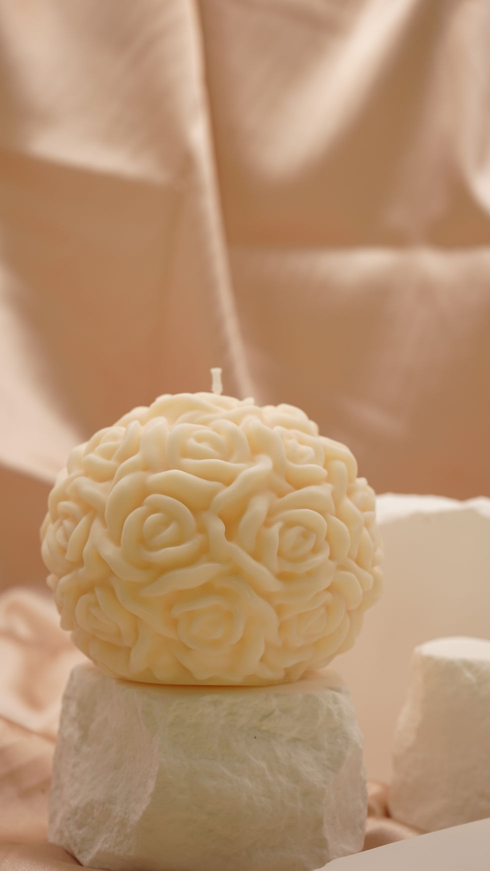 Duftkerze aus Sojawachs im Form von mehreren Rosen. Beliebt für Geschenke aller Arten. In verschiedene Duftmöglichkeiten erhältlich.