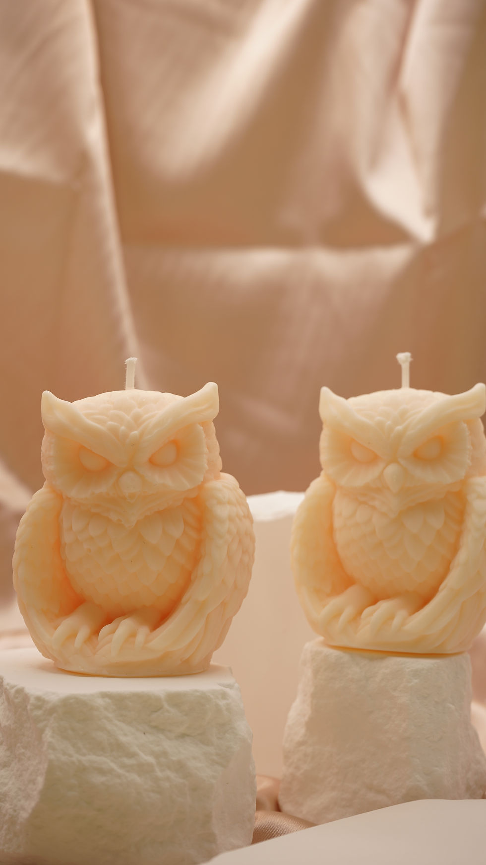 Kerze im Form von Eule. Mit verschiedene Duftmöglichkeiten, ideal für alle Räume als Duft oder Dekokerzen. Als Geschenk auch sehr beliebt.