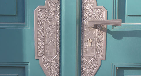 Detail einer lackierten Tür