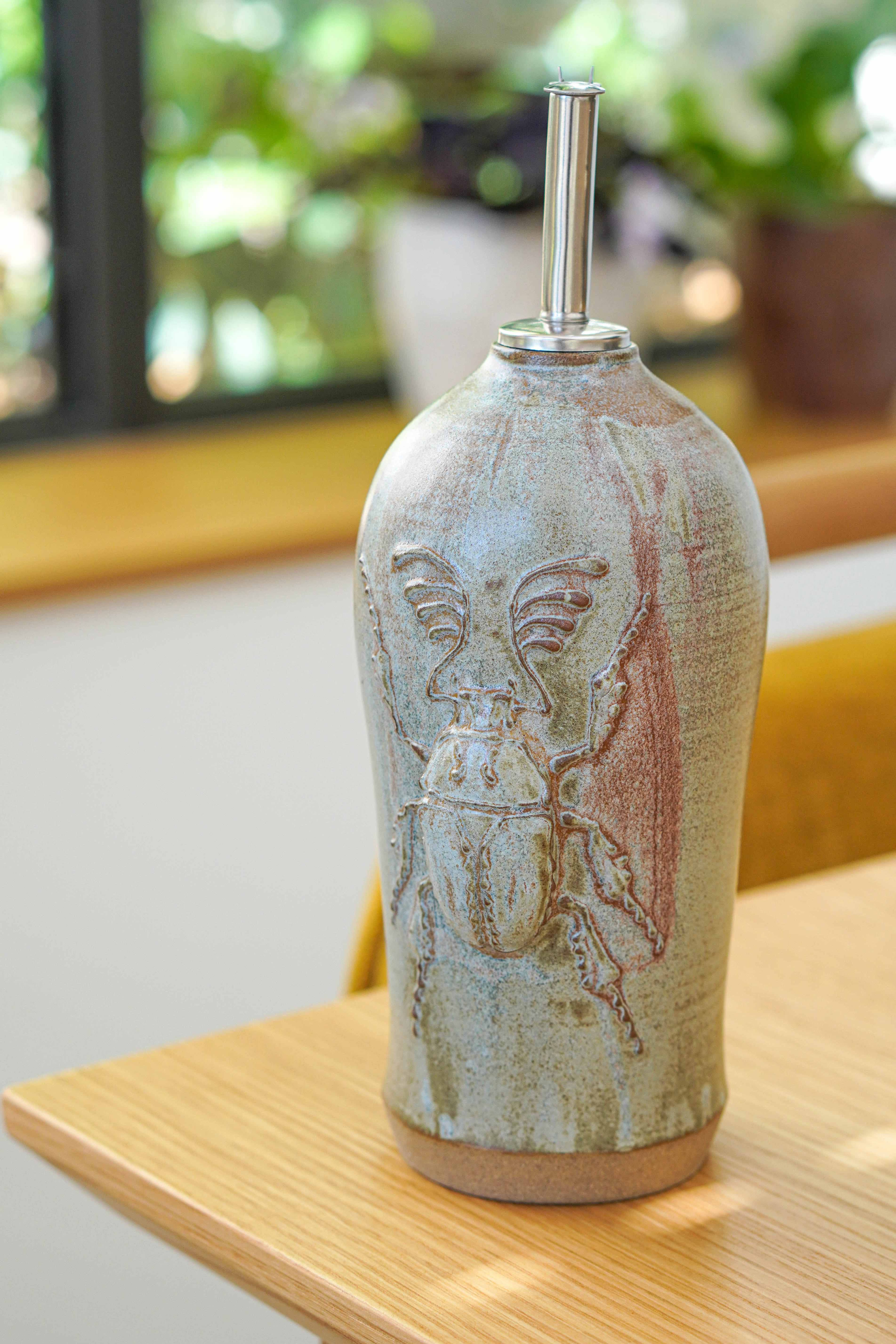 Hanneton oil bottle