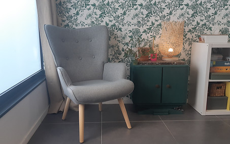 intérieur du cabinet de thérapie avec fauteuil