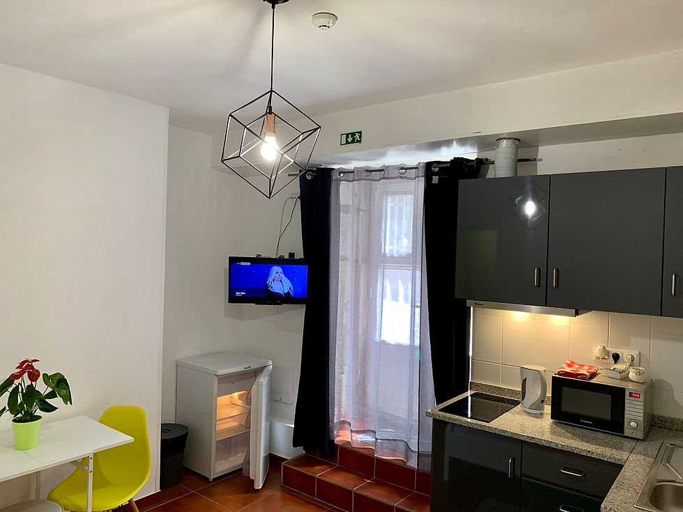 Street level studio with kitchenette and air conditioning in Porto