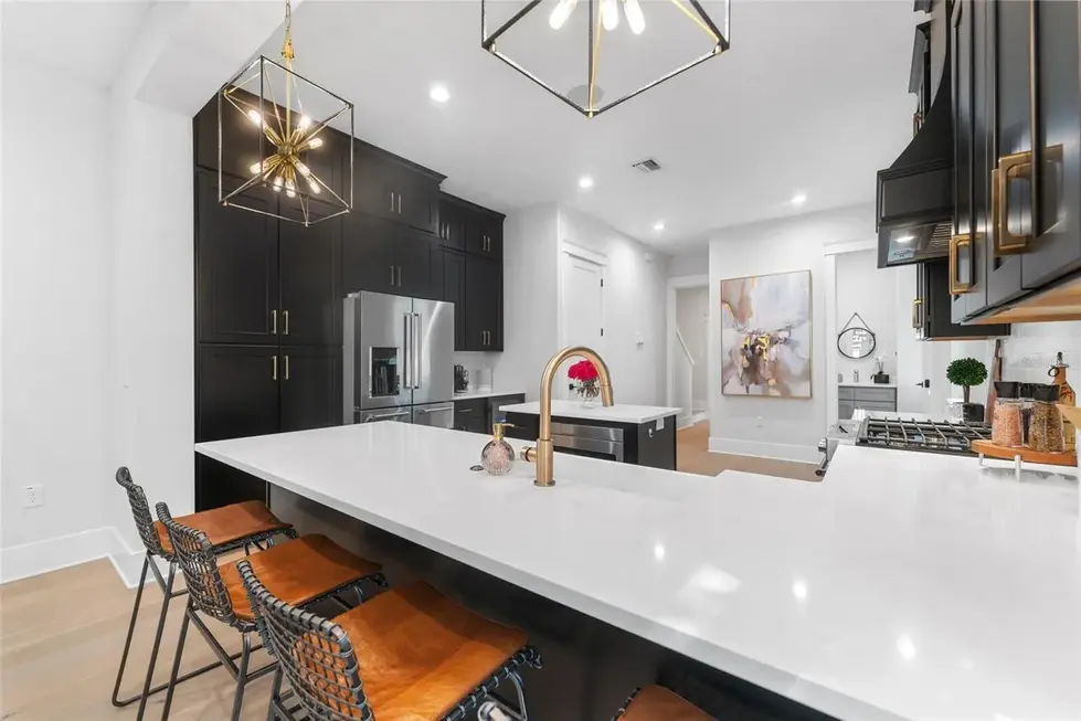 f5e8e8bd430deb1e1972f42a28d1f60bl-m2493041016rd-w1280_h960