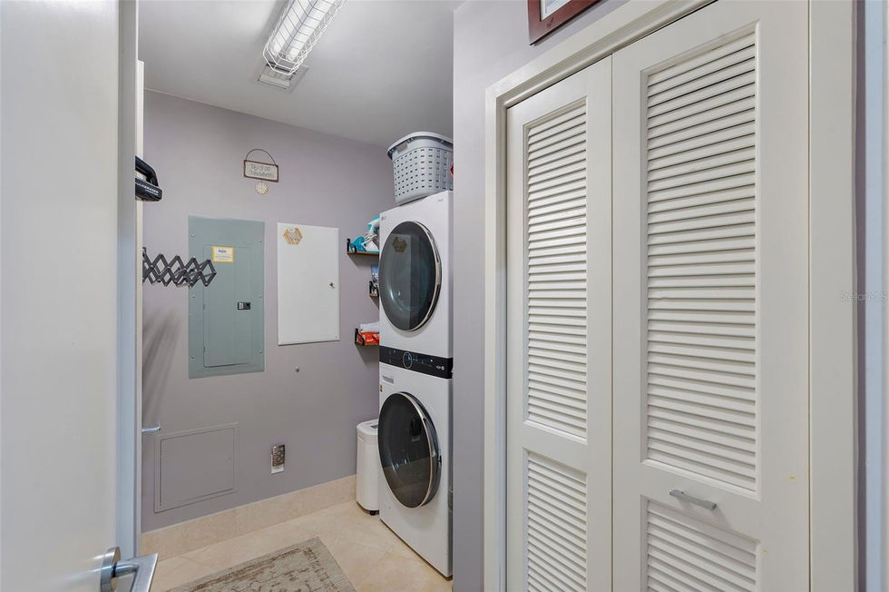 signature-place-tower-saint-petersburg-fl-unit-1005-10