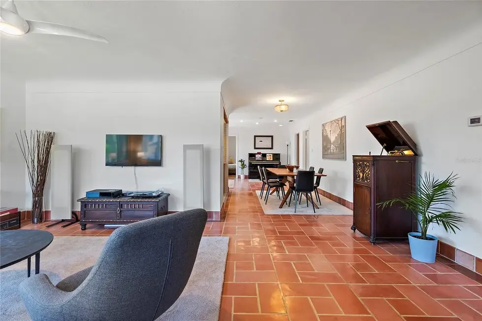 73c7cec1b15b45f0c96ec9df9c729f0cl-m1757981443rd-w1280_h960