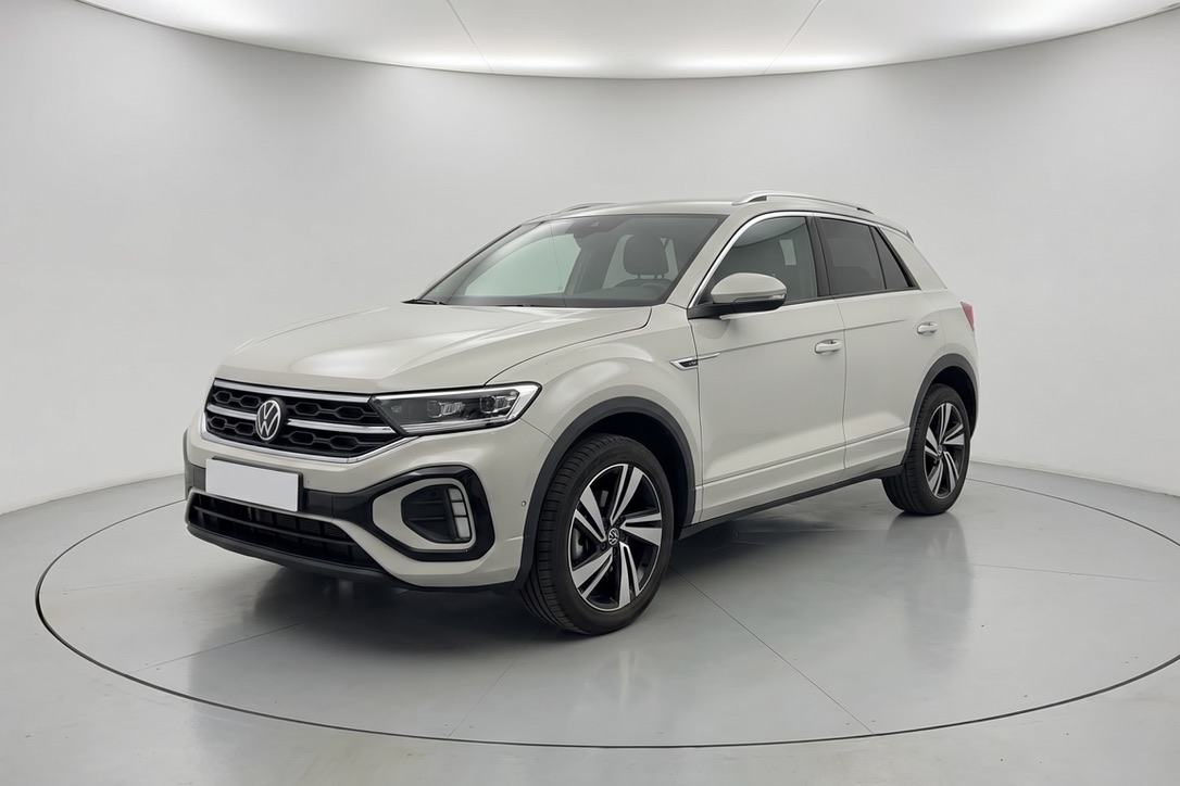 Véhicule d'occasion photographié au smartphone puis intégré dans un showroom virtuel automobile CarBox Ai
