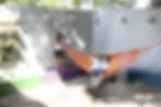 Alunos brincando na rede de balanço