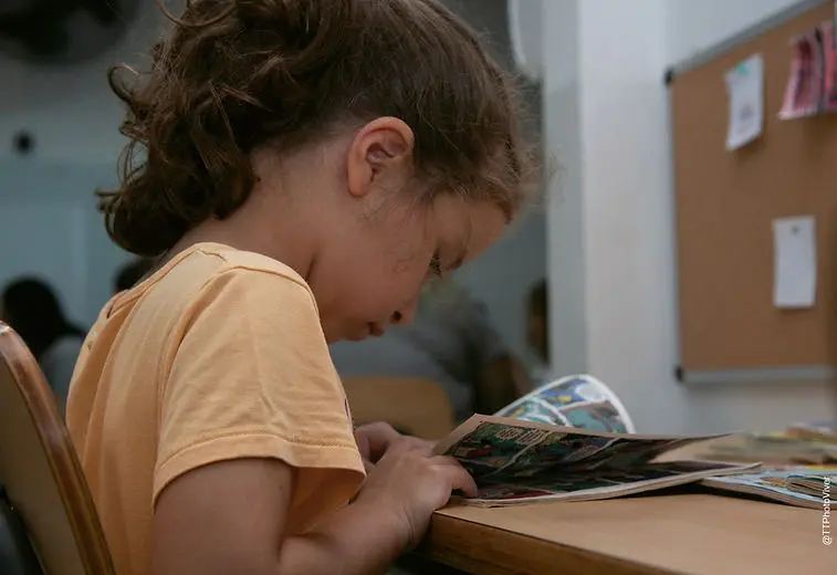 Aluna lendo gibi