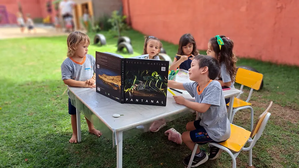Alunos infantis leitura e pintura