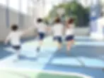 Alunos correndo de costas na quadra esportiva