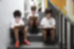 Alunos estudando na escadaria