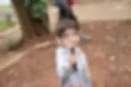 Aluno com lupa na mão