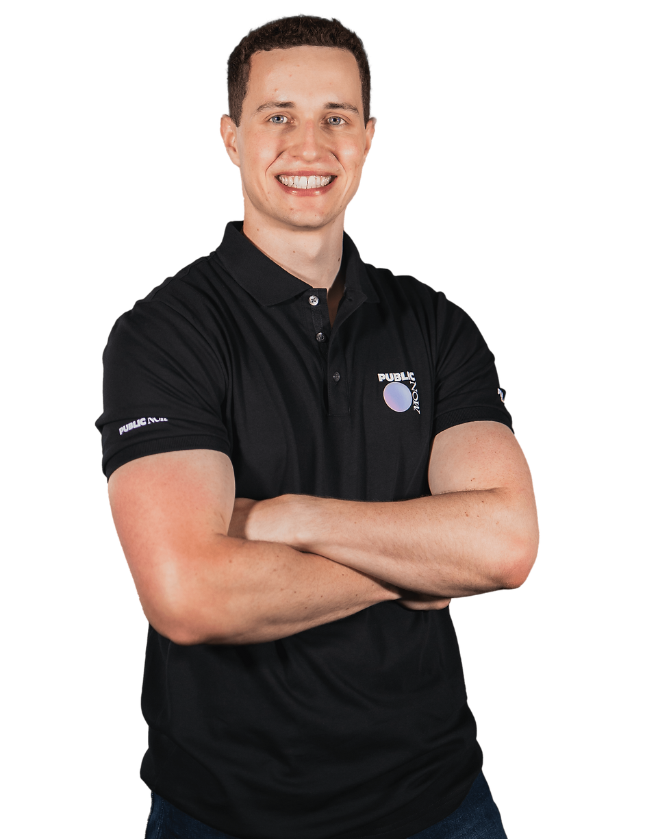 Mitarbeiter der Webagentur PublicNow im offiziellen Polo-Shirt – Teil des engagierten Teams für Design, Marketing und digitale Lösungen.